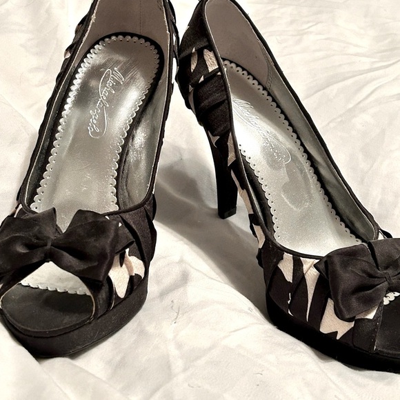 👠 Stunning Stylish Michelangelo Shadow Bow Heel Black, White Shoes - Never Worn - Picture 1 of 13